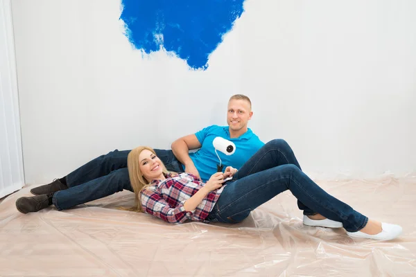 Couple After Painting Room — Stock Photo, Image