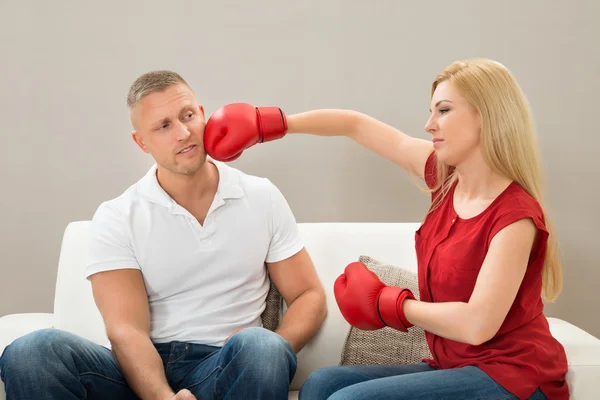 Casal lutando com luvas de boxe — Fotografia de Stock