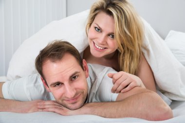 adam arkasında yatan kadın