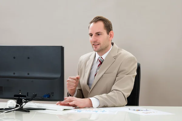 Empresario con computadora y gráficos — Foto de Stock