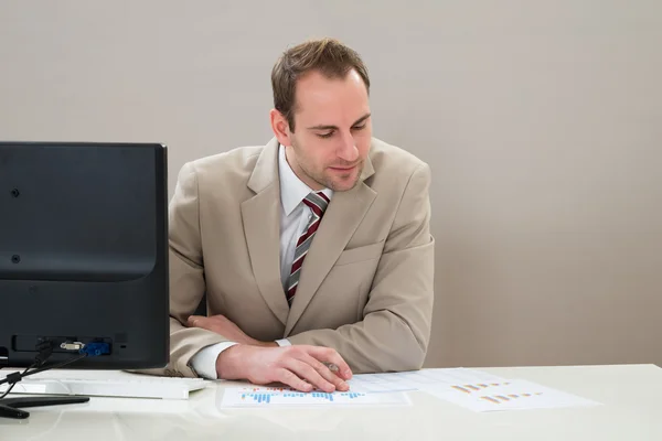 Empresario analizando gráfico — Foto de Stock