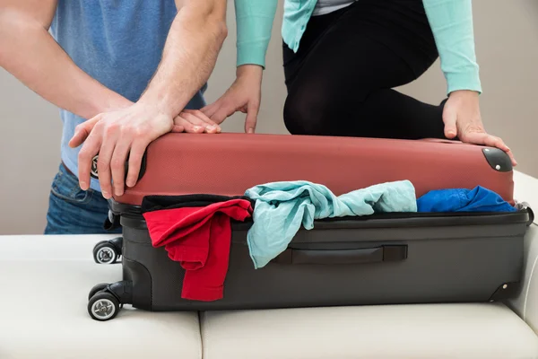 Couple Together Packing Luggage — Stock Photo, Image