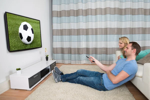 Paar kijken voetbalwedstrijd — Stockfoto