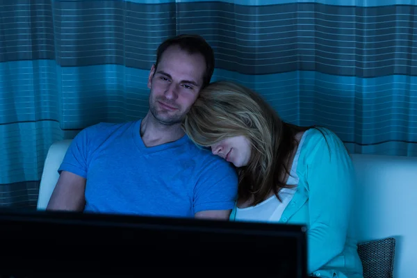 Pareja en sofá viendo televisión —  Fotos de Stock