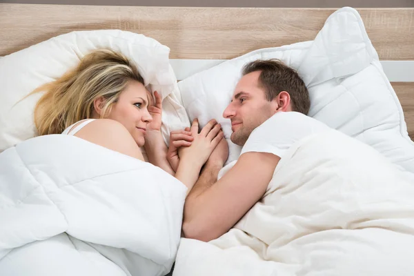 Couple Lying In Bed — Stock Photo, Image