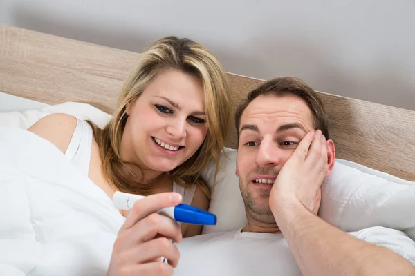 Couple With Pregnancy Test — Stock Photo, Image