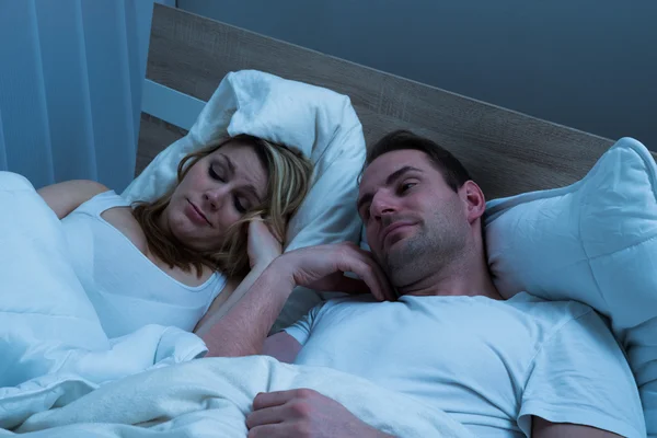 Bored Couple Lying In Bed — Stock Photo, Image