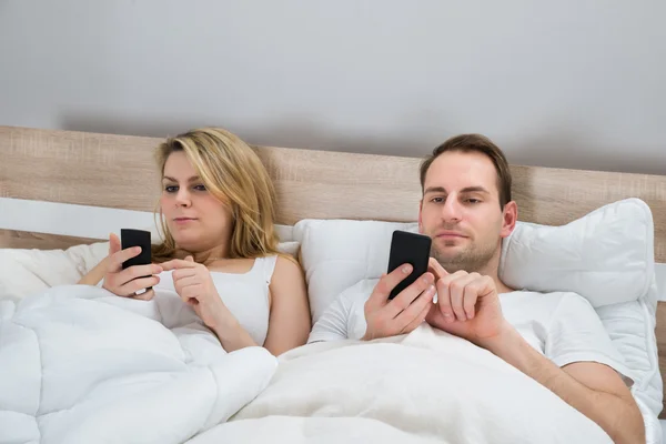 Couple With Mobile Phones — Stock Photo, Image