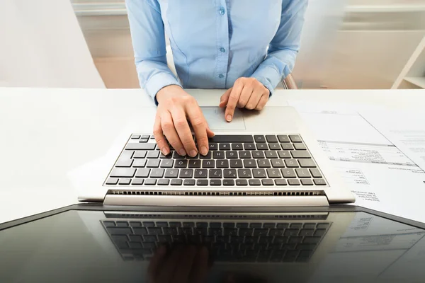 Businesswoman Working On Laptop — Stock Photo, Image