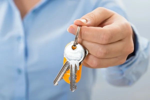 Schlüssel in der Hand — Stockfoto