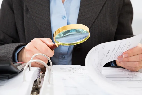 Empresarios revisando facturas —  Fotos de Stock