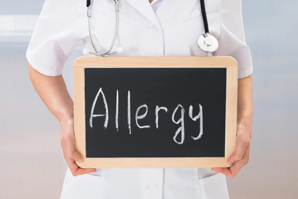 Arts met allergie op schoolbord — Stockfoto