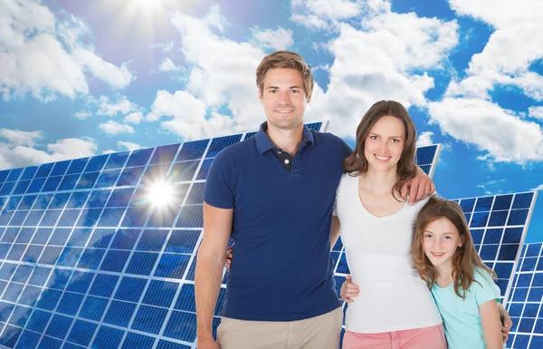 Familia Frente Panel Solar Grande — Foto de Stock
