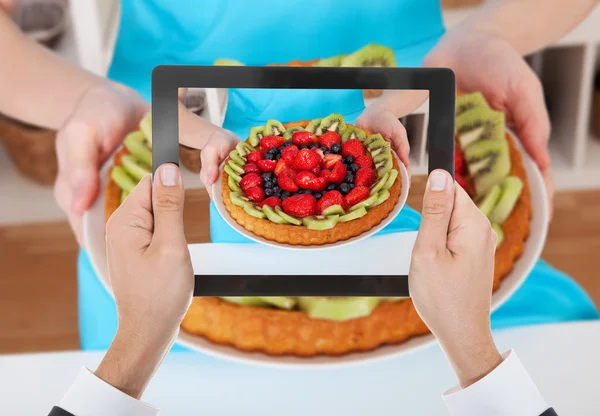 Hände fotografieren Fruchtkuchen — Stockfoto