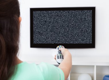 Kadın televizyon önünde