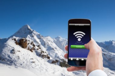 El cep telefonu Wifi sinyal ile tutarak
