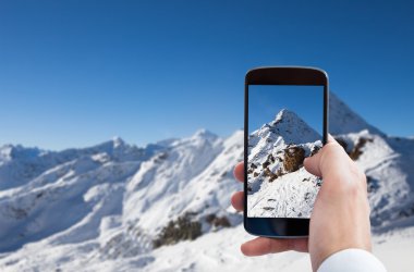 Karlı dağ manzarası fotoğraf çekme kişi