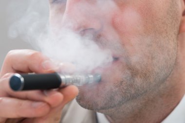işadamı sigara elektronik sigara