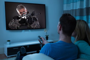 Çift izlerken film