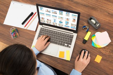 İşkadını üstünde Laptop resmi bakarak