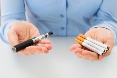 Elektronik sigara ile işadamı
