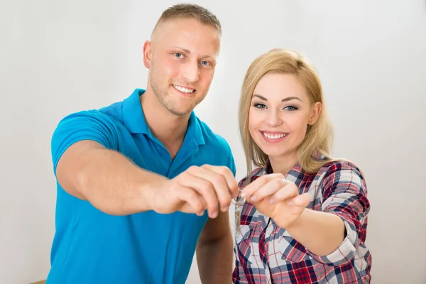 Paar hält Schlüssel in den Händen — Stockfoto