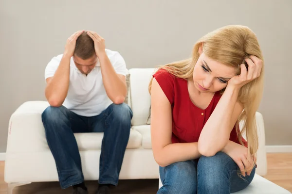 Hombre y mujer estresados — Foto de Stock