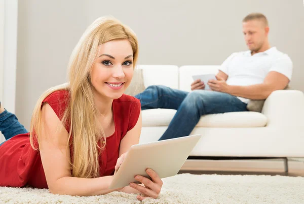 Mujer usando tableta digital — Foto de Stock