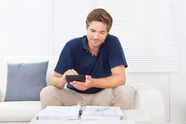 Hombre calculando las finanzas caseras —  Fotos de Stock