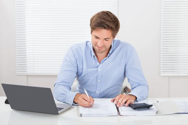 Geschäftsmann arbeitet am Schreibtisch — Stockfoto