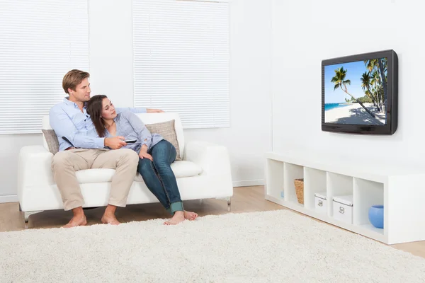 Пара смотрит телевизор дома — стоковое фото