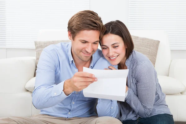 Couple Reading Letter At Home — Stockfoto