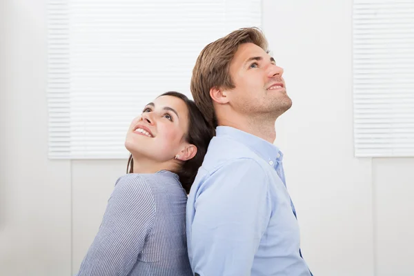 Casal olhando para cima em casa — Fotografia de Stock