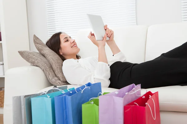 Zakenvrouw met Tablet PC- en Shopping tassen — Stockfoto