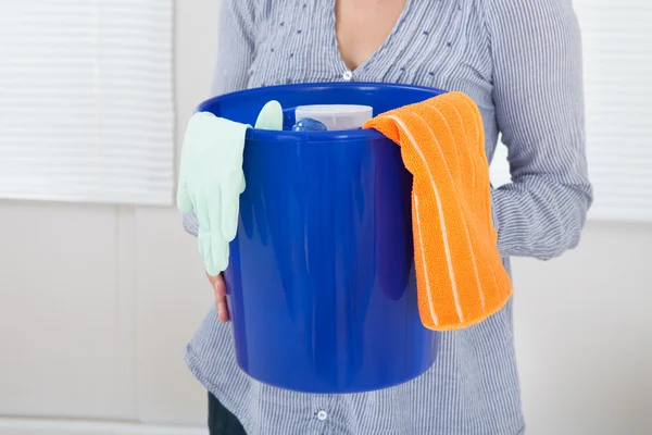 Donna con attrezzatura per la pulizia — Foto Stock