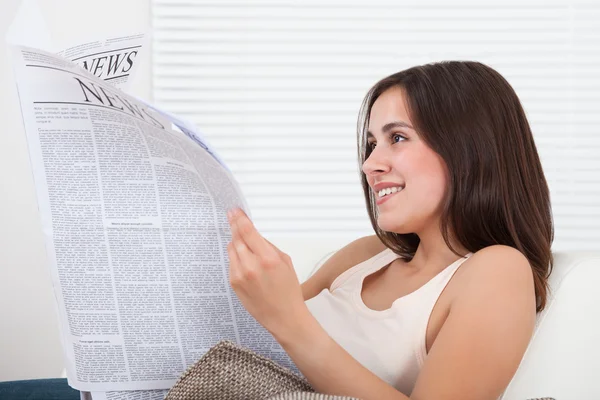 Mujer leyendo el periódico —  Fotos de Stock