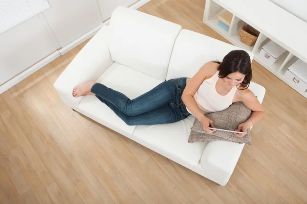 Mujer usando tableta digital —  Fotos de Stock