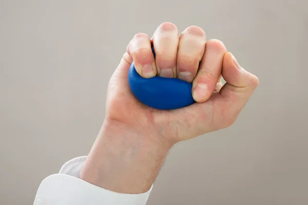 Uomo d'affari mano con Stressball — Foto Stock