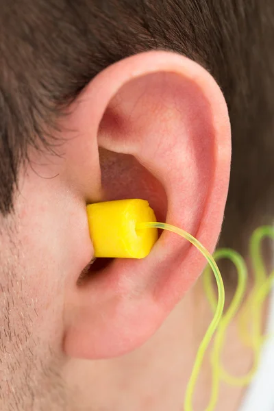 Tappo auricolare giallo nell'orecchio — Foto Stock