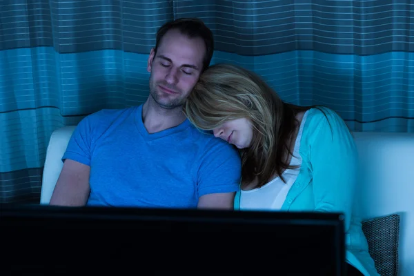 Koppel op sofa televisie kijken — Stockfoto