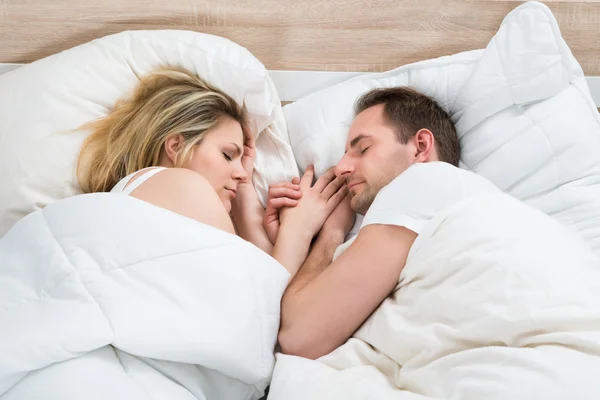 Egy pár alszik az ágyban. — Stock Fotó
