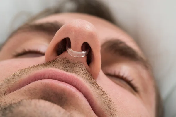 Cara de homem com dispositivo de grampo de nariz — Fotografia de Stock