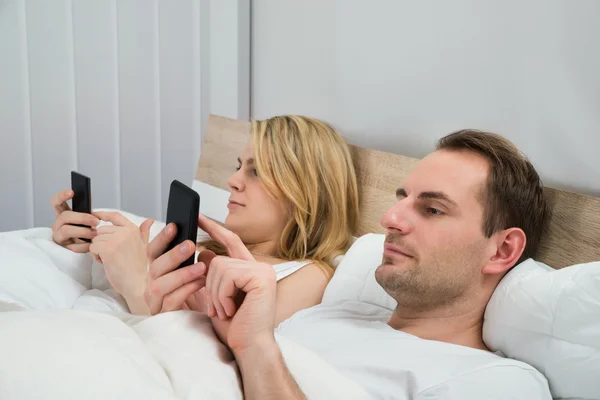 Couple With Mobile Phones — Stock Photo, Image