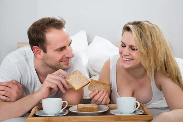 Par äter frukost — Stockfoto