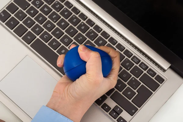 Hand drückt Stressball — Stockfoto