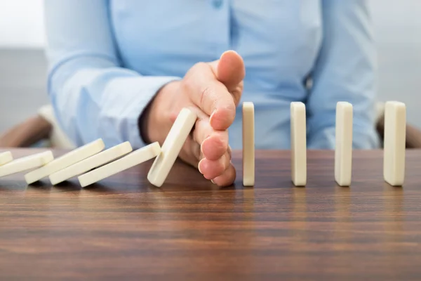 Empresaria deteniendo efecto de dominó —  Fotos de Stock