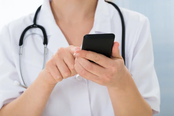 Médico com telefone móvel — Fotografia de Stock