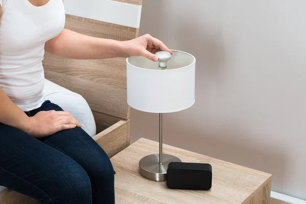 Woman Fixing Lamp — Stock Photo, Image