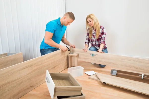 Couple Assembling Furniture — Stock Image Couple Assembling Furniture Stock Photo