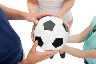 Futbol topu tutan aile